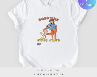 Camiseta "Good Time Good Vibes", ilustración retro de mano, gráfico con eslogan positivo para uso diario.