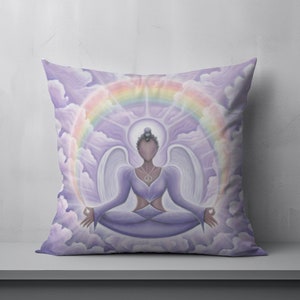 Puede incluir: Cojín de tiro morado con una pintura de una mujer con alas meditando en un arcoíris y nubes.