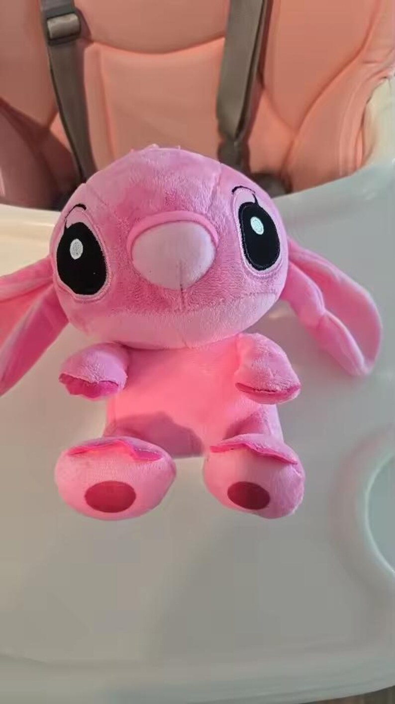 Puede incluir: Un peluche rosa con grandes ojos negros, orejas largas y una nariz peque&ntilde;a. El juguete tiene un cuerpo redondo, brazos peque&ntilde;os y pies. El peluche es un personaje de una popular pel&iacute;cula de animaci&oacute;n.