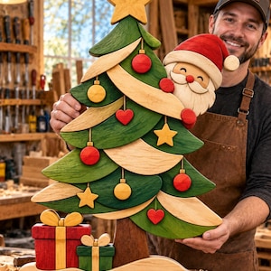 Op de afbeelding: Een houten kerstboomdecoratie met een gelaagd ontwerp, groene takken, een gele ster als piek en rode en gele ornamenten. Een houten kerstmanfiguur kijkt vanachter de boom vandaan en twee cadeautjes staan aan de voet van de boom.