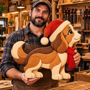 Könnte beinhalten: Eine handgefertigte Hundefigur aus Holz mit einer mehrfarbigen braunen und beigen Oberfläche. Der Hund trägt eine rote Weihnachtsmütze mit cremefarbenem Rand und einen passenden roten Schal, was die aufwendige Schichtbauweise aus Holz zeigt.