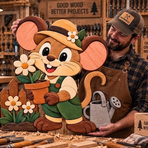 Op de afbeelding: Een meerlaags houten wanddecoratie met een cartoonmuis in een hoed en groene tuinbroek, die een bloempot vasthoudt. De scène bevat een klein houten hekje met twee bloemen en een grijze gieter, vervaardigd uit verschillende houttinten.