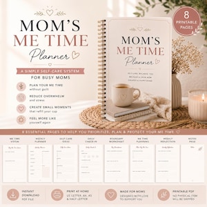 Op de afbeelding: Een spiraalgebonden planner getiteld "Mom's Me Time Planner" met een koffiekopje en boeken. De planner bevat secties voor zelfzorg, wekelijkse planning en dagelijkse check-ins. Het ontwerp is zacht met een neutraal kleurenpalet.