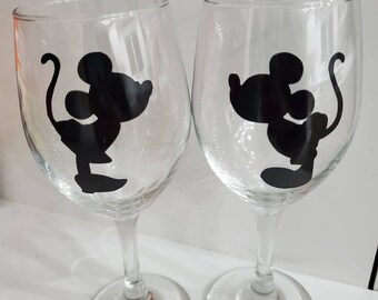 Handmade Mickey mouse & minnie mouse wine glasses, Mickey and minnie kissing glasses