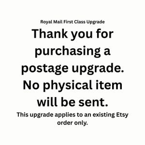 Könnte beinhalten: Ein digitaler Hinweis mit schwarzem Text auf weißem Hintergrund, der lautet: Royal Mail First Class Upgrade. Thank you for purchasing a postage upgrade. No physical item will be sent. This upgrade applies to an existing Etsy order only.