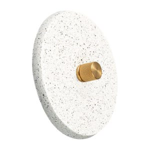 Può includere: Un gancio da parete ovale bianco maculato con un pomello in ottone. Il gancio è progettato per appendere oggetti e ha un'estetica moderna e minimalista. Il motivo maculato aggiunge interesse visivo.