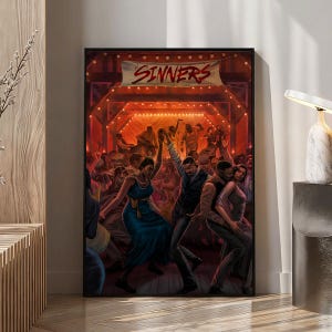 Puede incluir: Una impresión artística enmarcada que representa una animada escena de baile en un lugar con poca luz. La obra de arte presenta numerosas figuras bailando, con una pancarta que dice "SINNERS" arriba. La paleta de colores está dominada por tonos cálidos.