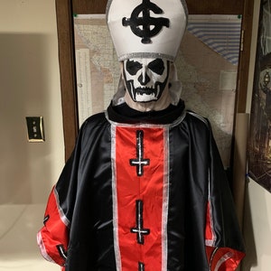 Robe inspirado no Papa 1 com motivos de lantejoulas e forro vermelho