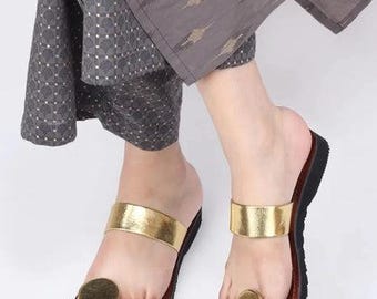 ゴールドのラウンドトゥコルハプリサンダル｜ハンドメイドレザーフラットシューズ｜Urbanicindiaの伝統的なインドの履物