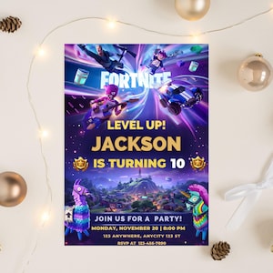 Puede incluir: Una invitación de fiesta de cumpleaños con temática de Fortnite con un fondo morado y azul. La invitación dice "LEVEL UP! JACKSON IS TURNING 10" e incluye detalles de la fiesta. Elementos decorativos: personajes de dibujos animados y una llama.