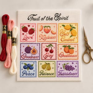 Pode incluir: Um bordado em ponto cruz intitulado Fruit of the Spirit com nove quadrados contendo ilustrações de frutas e as palavras correspondentes: Love, Kindness, Self Control, Goodness, Joy, Gentleness, Peace, Patience e Faithfulness, com três meadas de linha e tesoura.