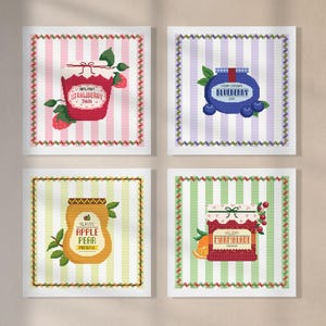 Peut inclure: Quatre œuvres d'art encadrées au point de croix représentant des pots de confiture et de conserves. Les œuvres comprennent un pot de confiture de fraises, un pot de confiture de myrtilles, un pot de conserve de pommes et de poires et un pot de marmelade de vacances.