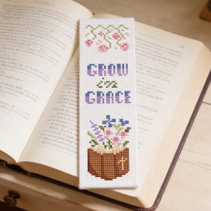 Marcador de Livro Cristão Floral em Ponto Cruz, Versículo Bíblico "Cresça em Graça" sobre Flores Silvestres (Padrão em PDF)
