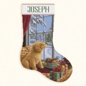 Op de afbeelding: Kerstkous met een golden retriever die uit een raam naar een besneeuwde scène kijkt. De kous heeft de naam "JOSEPH" bovenaan. Cadeaus en sinaasappels zijn zichtbaar in de buurt van de hond.