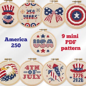 Può includere: Nove mini schemi a punto croce in cerchi di legno, con disegni patriottici. I disegni includono un fiocco, uno scudo, un'aquila e il testo "America 250", "USA" e "4th of July". È incluso anche il testo "9 mini PDF pattern".
