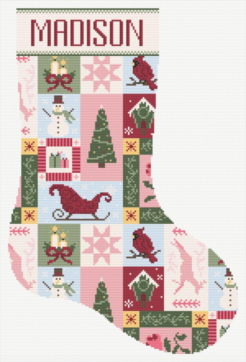 以下が含まれることがあります： お祝いのイメージが描かれた正方形のパッチワークデザインのクリスマスストッキング。「MADISON」の文字が上部にあります。正方形には、雪だるま、カーディナル、クリスマスツリー、そりなどが含まれています。カラーパレットには、赤、緑、ピンク、青が含まれています。