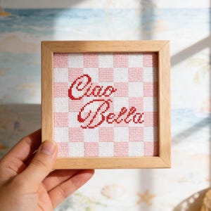 Könnte beinhalten: Rustikales Holzschild mit dem handgeschriebenen Text "Welcome to our home". Das rechteckige Schild hat eine verwitterte Oberfläche und ein schlichtes, einladendes Design, geeignet für den Innen- und Außenbereich.