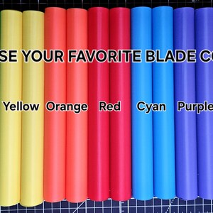 Pu&ograve; includere: Una collezione di rotoli di materiale colorato, tra cui verde, giallo, arancione, rosso, ciano, viola e blu. Il testo "CHOOSE YOUR FAVORITE BLADE COLOR!" &egrave; visualizzato sopra i rotoli, con ogni colore etichettato sotto.
