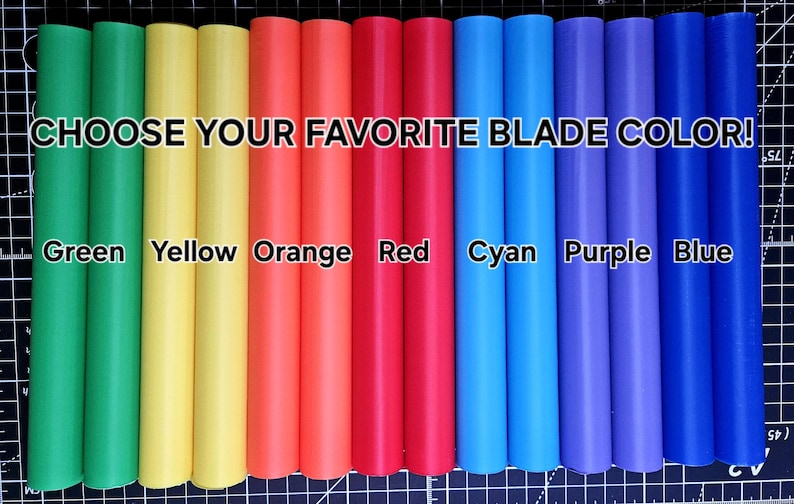 Pu&ograve; includere: Una collezione di rotoli di materiale colorato, tra cui verde, giallo, arancione, rosso, ciano, viola e blu. Il testo "CHOOSE YOUR FAVORITE BLADE COLOR!" &egrave; visualizzato sopra i rotoli, con ogni colore etichettato sotto.