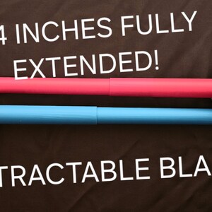 Pu&ograve; includere: Due spade laser giocattolo, una rossa e una blu, con impugnature argentate e dorate. La spada laser rossa &egrave; estesa a 112 cm. Il testo "44 INCHES FULLY EXTENDED!" e "RETRACTABLE BLADE" sono visualizzati.