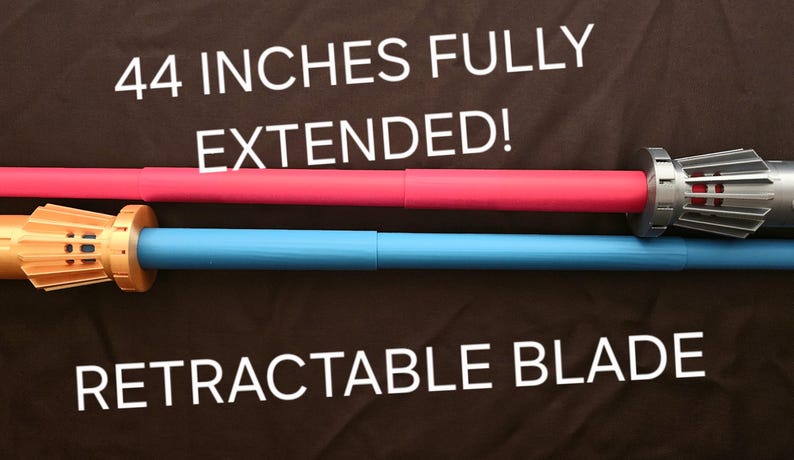 Pu&ograve; includere: Due spade laser giocattolo, una rossa e una blu, con impugnature argentate e dorate. La spada laser rossa &egrave; estesa a 112 cm. Il testo "44 INCHES FULLY EXTENDED!" e "RETRACTABLE BLADE" sono visualizzati.