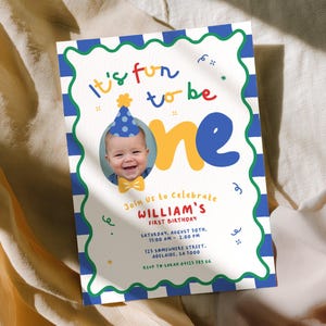 ¡Es divertido cumplir un año! Invitación de cumpleaños para niño, colores primarios vibrantes, gorro de fiesta y pajarita, foto personalizada / Descarga instantánea