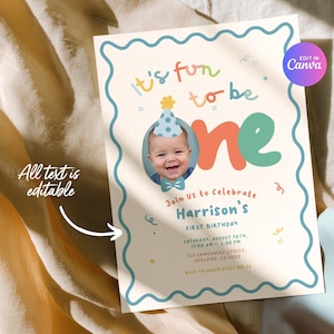 Puede incluir: Una invitaci&oacute;n de cumplea&ntilde;os crema con un borde ondulado azul. Presenta una foto de un beb&eacute; con un gorro de fiesta y el texto "It's fun to be one". La invitaci&oacute;n es para el primer cumplea&ntilde;os de Harrison, con fecha y hora.