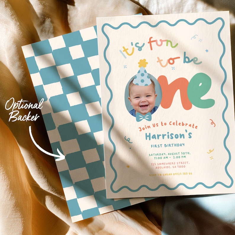 Puede incluir: Una invitaci&oacute;n de cumplea&ntilde;os con una foto de un beb&eacute; con un gorro de fiesta. El texto dice "It's fun to be one" en letras coloridas. El reverso de la invitaci&oacute;n tiene un patr&oacute;n de cuadros azules y blancos.