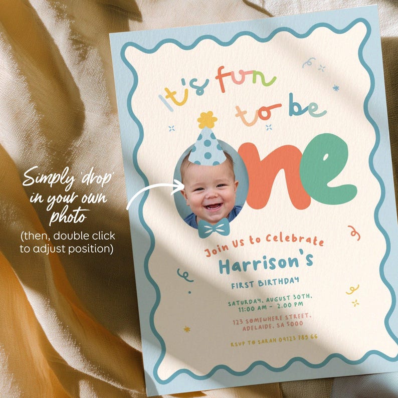 Puede incluir: Una invitaci&oacute;n de cumplea&ntilde;os azul claro con el texto "It's fun to be one". La invitaci&oacute;n incluye una foto de un beb&eacute; con un gorro de fiesta. La invitaci&oacute;n tambi&eacute;n incluye el texto "Join us to Celebrate Harrison's First Birthday."