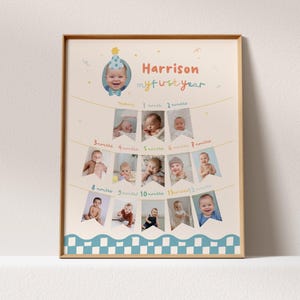 Puede incluir: Un collage fotogr&aacute;fico enmarcado de hitos del beb&eacute;. La impresi&oacute;n presenta una foto del beb&eacute; con un gorro de fiesta, el nombre "Harrison" y fotos desde el nacimiento hasta los 12 meses. El dise&ntilde;o incluye colores pastel y portafotos en forma de pancarta.