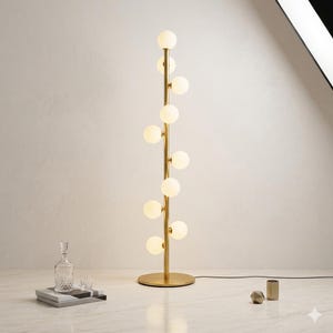 Puede incluir: Una lámpara de pie moderna con una estructura de metal dorado y múltiples bombillas esféricas de vidrio esmerilado. La lámpara tiene una base redonda y un diseño vertical, que proporciona iluminación ambiental. La lámpara está sobre una superficie de mármol.