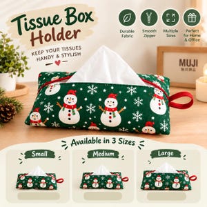 Puede incluir: Un soporte rectangular de tela para cajas de pañuelos con fondo verde oscuro y un patrón repetitivo de muñecos de nieve blancos con gorros y bufandas rojas, intercalados con copos de nieve blancos, que incluye una cremallera roja.