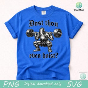 Puede incluir: Camiseta azul real con una ilustraci&oacute;n en blanco y negro de un caballero levantando una barra. El texto "Dost thou even hoist?" est&aacute; impreso. La camiseta tiene mangas enrolladas. El dise&ntilde;o es una descarga digital.