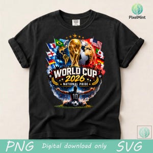 Może przedstawiać: Czarny t-shirt z grafiką przedstawiającą puchar Mistrzostw Świata 2026, piłkę nożną i flagi międzynarodowe. Napis głosi World Cup 2026 National Pride. Poniżej widać piłkarza z numerem 10 na koszulce, siedzącego na boisku piłkarskim.