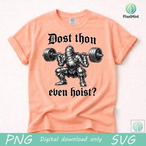 Puede incluir: Camiseta color melocot&oacute;n con un gr&aacute;fico en blanco y negro de un caballero levantando pesas, con el texto "Dost thou even hoist?" en fuente g&oacute;tica. La camiseta tiene las mangas enrolladas.