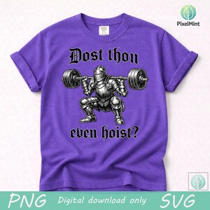 Puede incluir: Camiseta morada con un caballero con armadura levantando una barra. El texto "Dost thou even hoist?" est&aacute; arriba y abajo. Dise&ntilde;o de descarga digital.