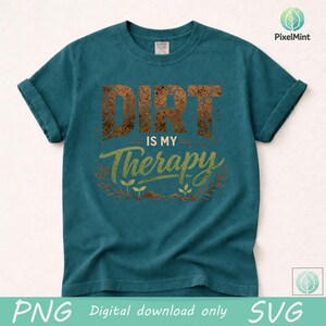 Puede incluir: Camiseta de color turquesa con la frase "DIRT is my Therapy" en un dise&ntilde;o desgastado. La palabra "DIRT" es marr&oacute;n, y "Therapy" es verde con un adorno floral. La camiseta es una descarga digital.