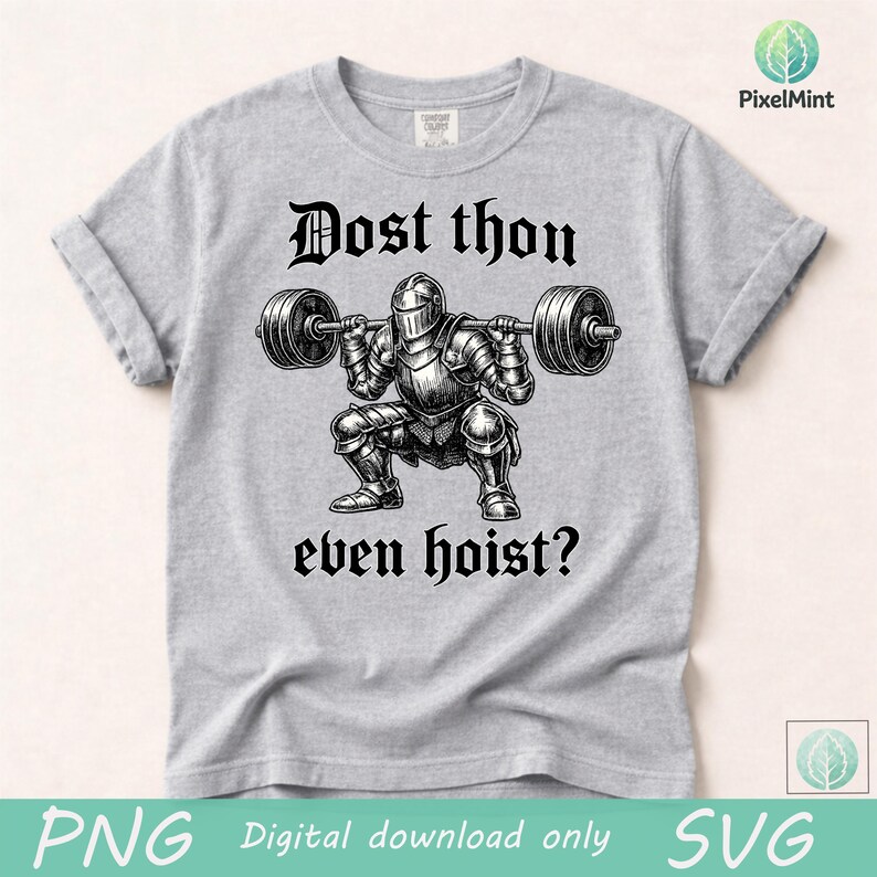 Puede incluir: Camiseta gris claro con una ilustraci&oacute;n en blanco y negro de un caballero con armadura completa levantando pesas. El texto "Dost thon even hoist?" est&aacute; encima y debajo de la ilustraci&oacute;n.