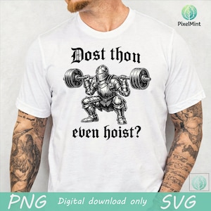 Puede incluir: Camiseta blanca con una ilustraci&oacute;n en blanco y negro de un caballero levantando una barra. El texto "Dost thon even hoist?" est&aacute; impreso encima y debajo del gr&aacute;fico del caballero. La camiseta es una descarga digital.