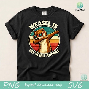 Puede incluir: Camiseta negra con un dibujo animado de una comadreja con gafas de sol y haciendo dab. El diseño incluye el texto "WEASEL IS MY SPIRIT ANIMAL" en un gráfico circular con una combinación de colores retro de naranja, turquesa y rojo.