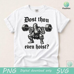 Puede incluir: Camiseta blanca con una ilustraci&oacute;n en blanco y negro de un caballero levantando una barra. El texto "Dost thou even hoist?" est&aacute; encima y debajo del caballero. La camiseta es de la marca Comfort Colors.