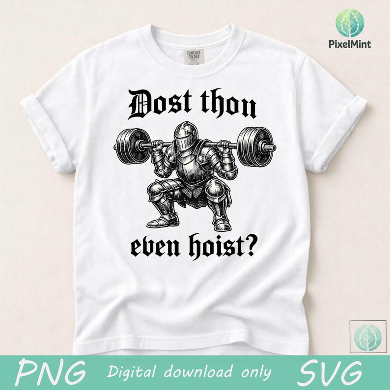 Puede incluir: Camiseta blanca con una ilustraci&oacute;n en blanco y negro de un caballero levantando una barra. El texto "Dost thou even hoist?" est&aacute; encima y debajo del caballero. La camiseta es de la marca Comfort Colors.