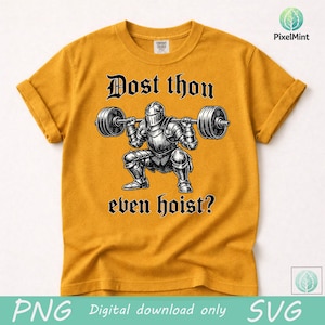 Puede incluir: Camiseta de color amarillo mostaza con mangas enrolladas. La camiseta presenta un gr&aacute;fico de un caballero levantando pesas con el texto "Dost thou even hoist?" en una fuente medieval. La camiseta es una descarga digital.
