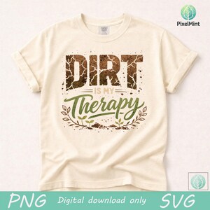Puede incluir: Camiseta color crema con el texto "DIRT IS MY Therapy" en marr&oacute;n y verde. La palabra "DIRT" tiene una textura de tierra agrietada. La palabra "Therapy" est&aacute; en una fuente cursiva con un dise&ntilde;o de hojas. La camiseta es una descarga digital.