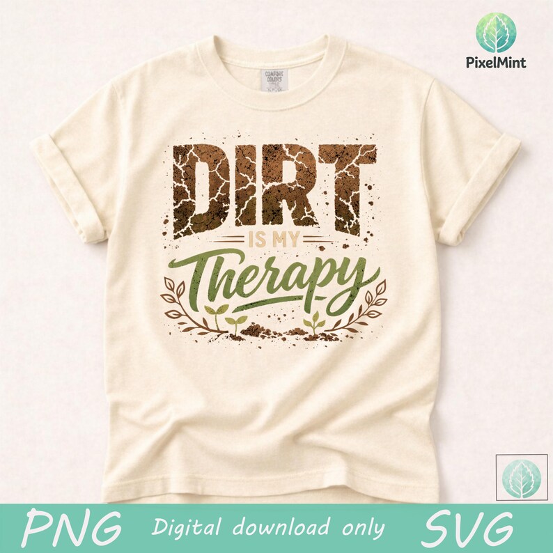 Puede incluir: Camiseta color crema con el texto "DIRT IS MY Therapy" en marr&oacute;n y verde. La palabra "DIRT" tiene una textura de tierra agrietada. La palabra "Therapy" est&aacute; en una fuente cursiva con un dise&ntilde;o de hojas. La camiseta es una descarga digital.