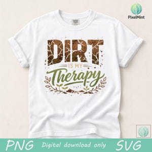 Könnte beinhalten: Weißes T-Shirt mit dem Text "DIRT is my Therapy" in Braun und Grün. Das Wort "DIRT" hat ein strukturiertes, erdiges Aussehen. Der Satz ist von einem grünen Blattdesign umgeben, das ein Gartenthema suggeriert.