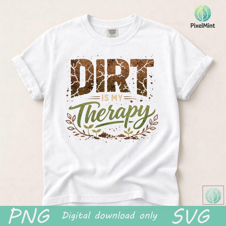 Puede incluir: Camiseta blanca con la frase "DIRT is my Therapy" en marr&oacute;n y verde. La palabra "DIRT" tiene una apariencia texturizada y terrosa. La frase est&aacute; enmarcada por un dise&ntilde;o de hojas verdes, sugiriendo un tema de jardiner&iacute;a.