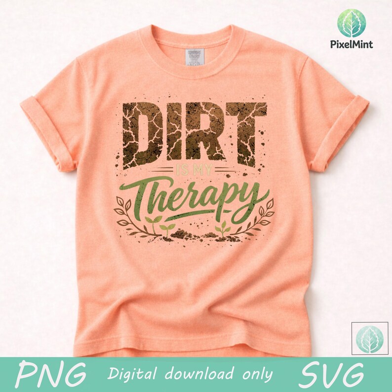 Puede incluir: Camiseta color melocot&oacute;n con mangas enrolladas. La camiseta presenta el texto "DIRT is my Therapy" en un dise&ntilde;o texturizado y desgastado. La palabra "Therapy" est&aacute; en verde con un borde de hojas e ilustraciones de peque&ntilde;as plantas.