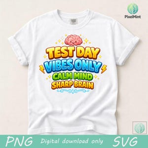 Puede incluir: Camiseta blanca con mangas enrolladas que muestra el texto "TEST DAY VIBES ONLY CALM MIND SHARP BRAIN" en letras coloridas y de dibujos animados. Un gráfico de cerebro rosa está encima del texto. La camiseta es de la marca Comfort Colors.
