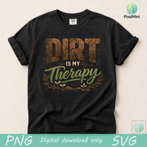 Puede incluir: Camiseta negra con el texto "DIRT is my Therapy" en marr&oacute;n y verde. La palabra "DIRT" tiene una apariencia texturizada y terrosa. La frase "is my Therapy" est&aacute; en una fuente cursiva de color verde. La camiseta es una descarga digital.